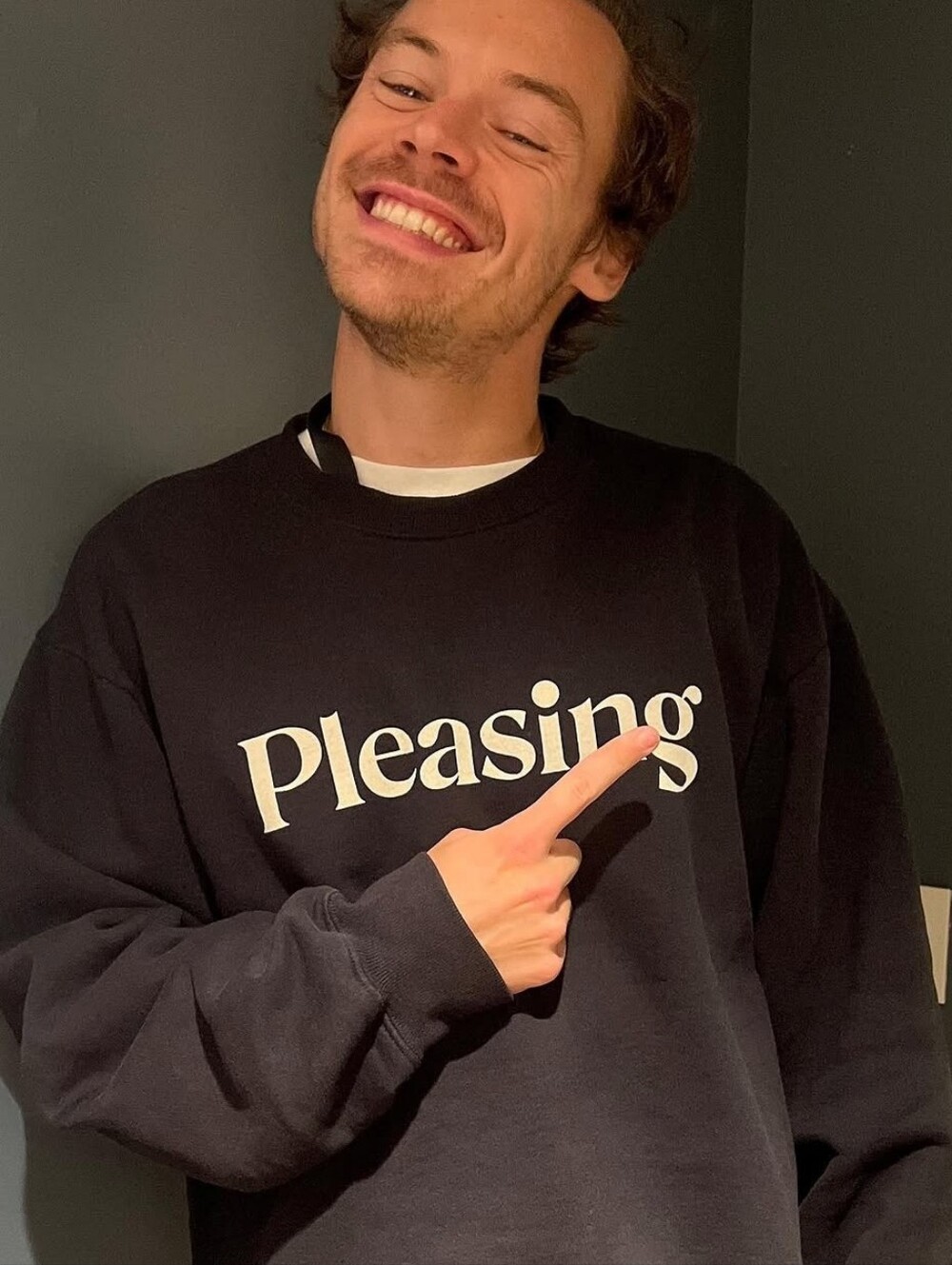 ​Harry Styles Pleasing Black Crewneck Sweatshirt Cream Logo Size Medium Unisex
